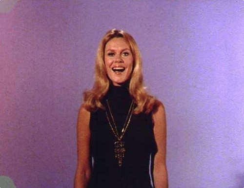 Elizabeth Doing A Promo Ad For Bewitched