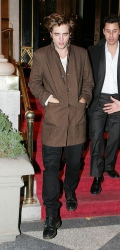  Rob leaving party sponsored によって Gucci