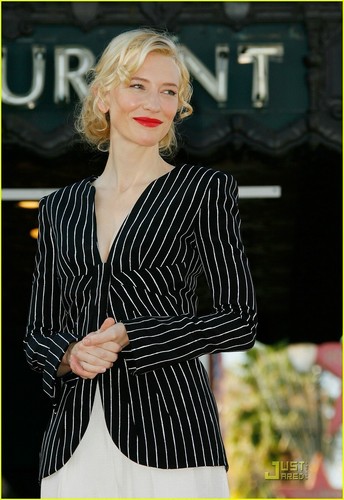  Cate Gets Her 星, つ星 on Walk of Fame