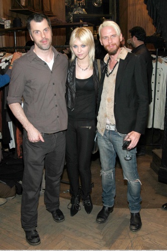  TAYLOR MOMSEN 'Knock Out Cosmetics' 由 Mike Potter & Aaron McCann (November 28th)