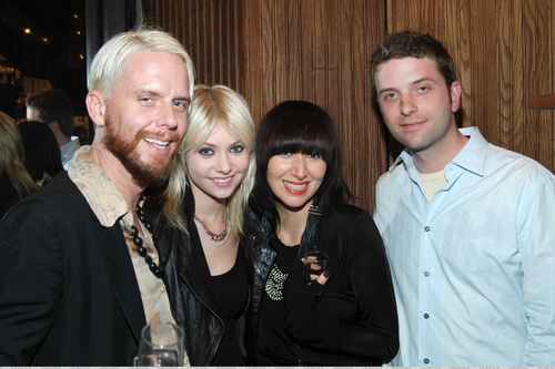  TAYLOR MOMSEN 'Knock Out Cosmetics' द्वारा Mike Potter & Aaron McCann (November 28th)