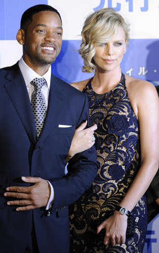  Will Smith and Charlize Theron at the japón Hancock Permiere