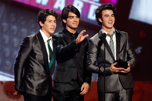  DONT HATE THE JONAS BROTHERS!