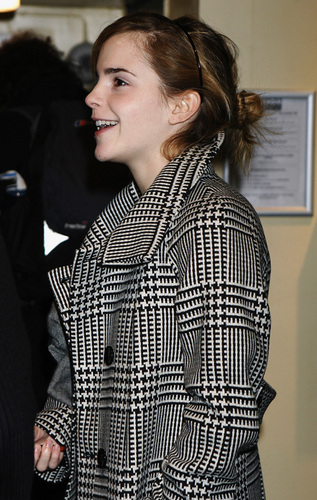  Emma at the premiere of 'Ano Una'