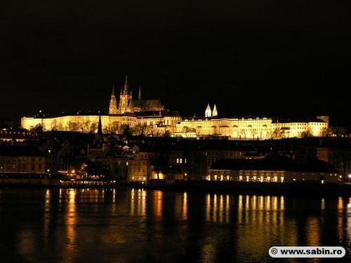  The Prague गढ़, महल at night