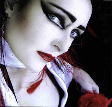  Siouxsie with red feathers