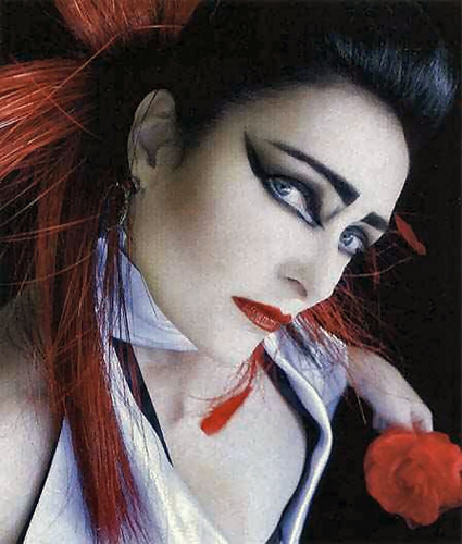 Siouxsie with red feathers