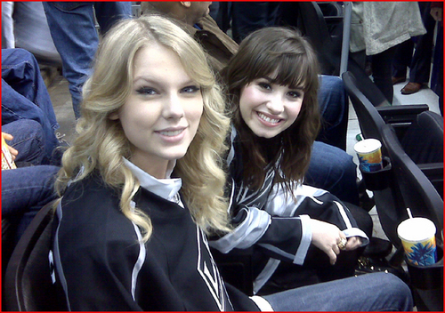  Demi Lovato & Taylor cepat, swift at a Hockey Game