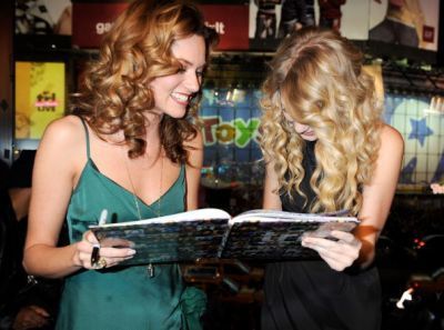  Hilarie burton and Taylor schnell, swift