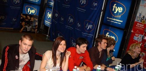  One albero collina Cast at MTV and FYE 2005