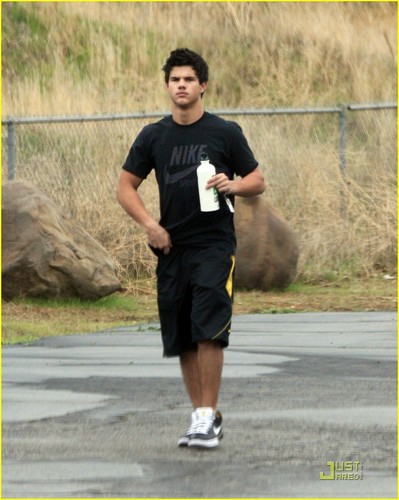  taylor lautner afternoon workout