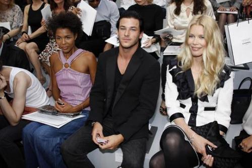  Gaspard Ulliel attends Chanel '09 Fall Winter Haute Couture fashion دکھائیں