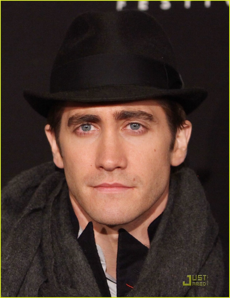 http://images2.fanpop.com/images/photos/3800000/Jake-Gyllenhaal-jake-gyllenhaal-3892483-941-1222.jpg