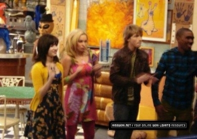  Behind the scenes of Sonny with a chance