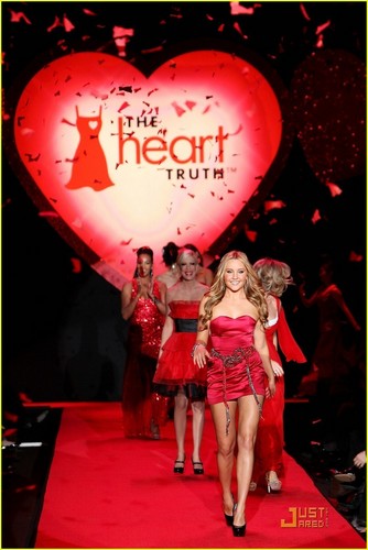  Amanda Bynes @ hati, tengah-tengah Truth Red Dress Collection 2009 fashion tunjuk