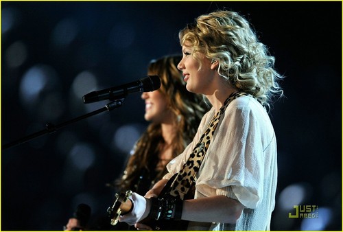  Miley & Taylor Perform @ 2009 Grammys