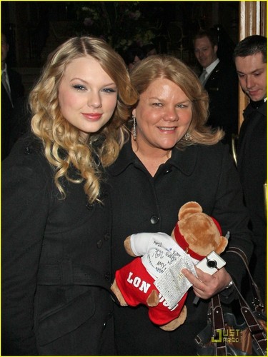  Taylor & her mom in London :)