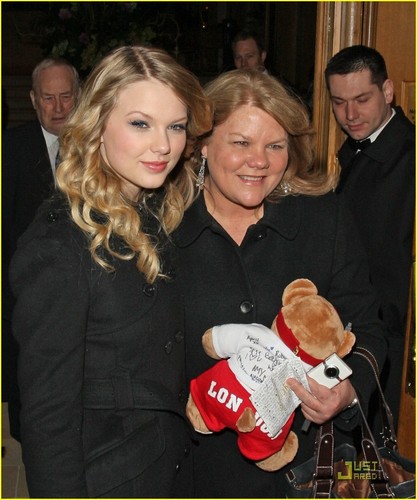  Taylor & her mom in लंडन :)