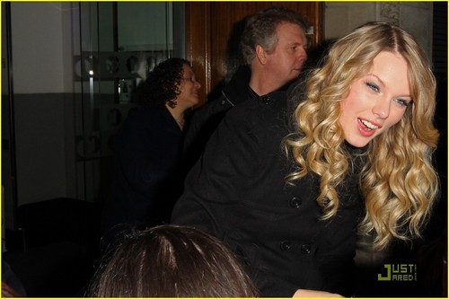  Taylor & her mom in 런던 :)