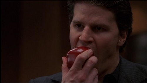  angel eating an maçã, apple