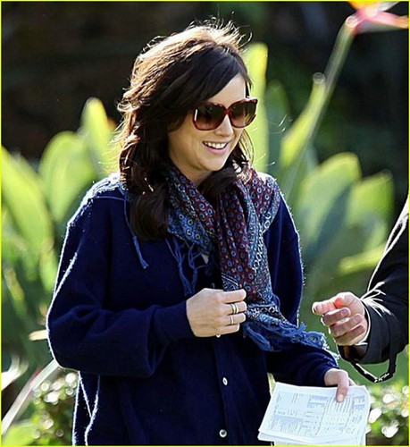  Jessica Stroup on the set