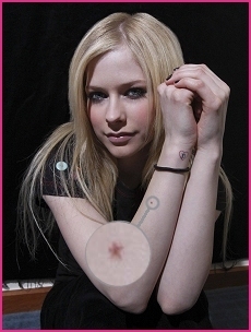  Avril टैटू