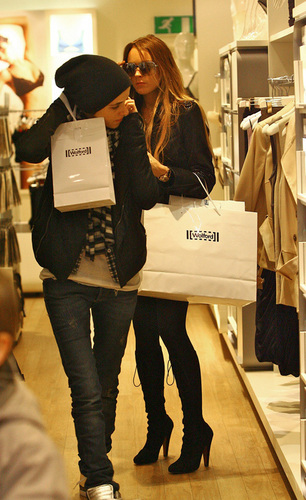  Lindsay with Sam Shopping in লন্ডন