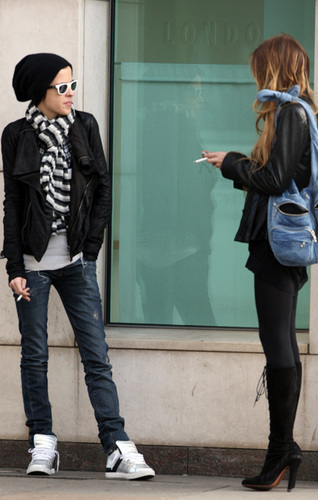  Lindsay with Sam Shopping in Londres