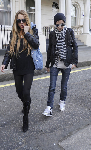  Lindsay with Sam Shopping in Luân Đôn