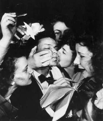 Fans Mob Sinatra Early in his Career