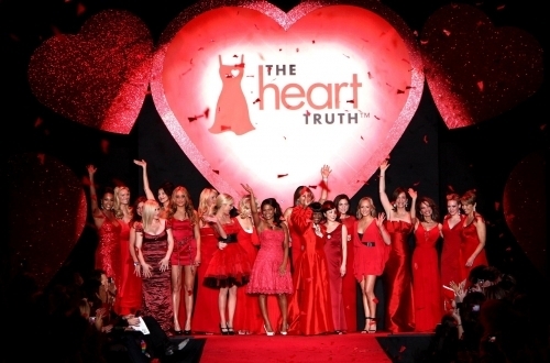  Amanda @ The cuore Truth's Red Dress Collection - pista di decollo, pista