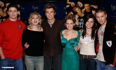 One Tree Hill Cast Signs Their DVD and CD