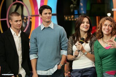  The cast of OTH visits MTV's TRL