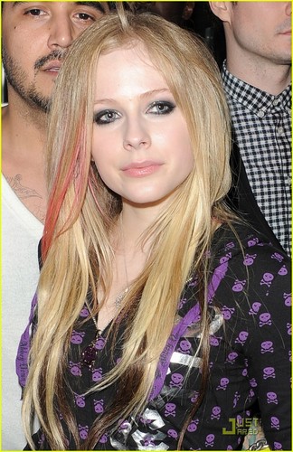  Avril Lavigne (at a Nightclub)