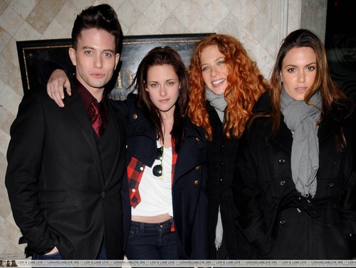  और Jackson, Kristen, Rachelle and Nikki In Vancouver