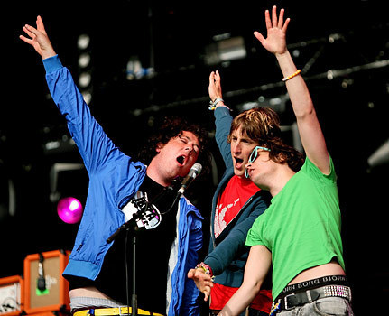  The Wombats Performing