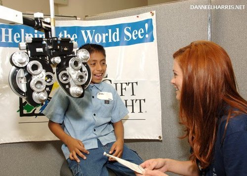  08.25.06 - Danneel volunteers at The Gift of Sight Clinic (LA) <3