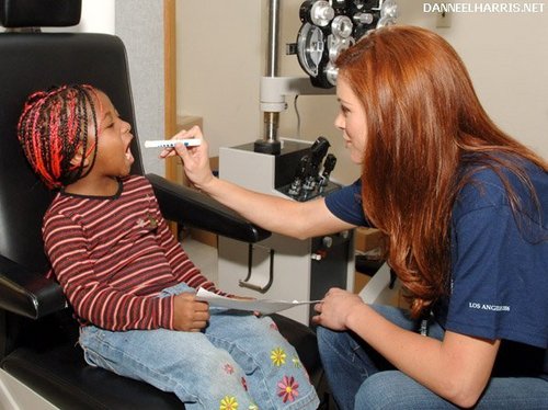  08.25.06 - Danneel volunteers at The Gift of Sight Clinic (LA) <3