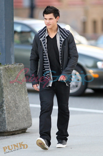  Taylor Lautner in Vancouver