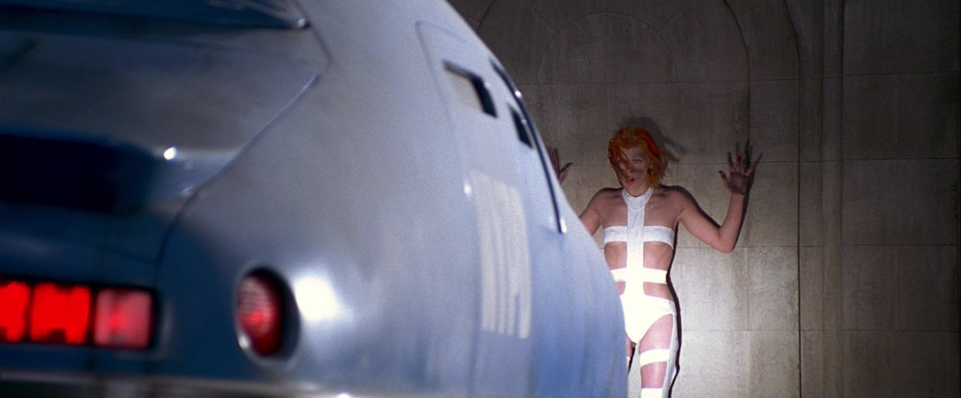 Пятый элемент режиссер 6 букв. The Fifth element: Music Video (1997). Пятый элемент сцена с лучом. Отель на корабле пятый элемент.
