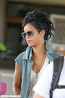 Rihanna Arriving in Hawaii