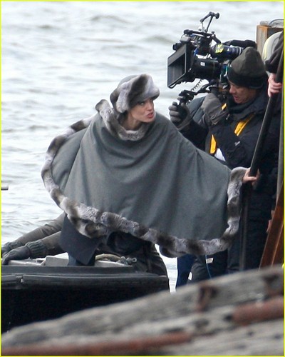  Angelina on set of "Salt"