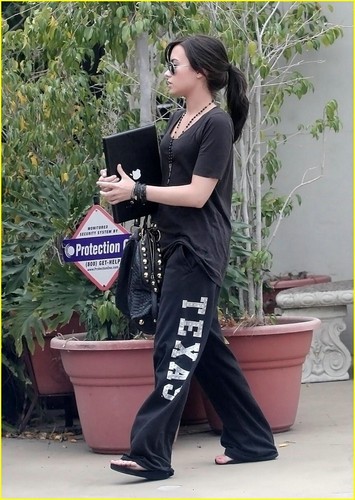  Demi leaving the studio