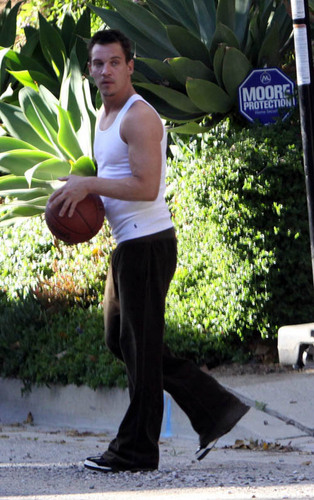  Jonathan playing баскетбол