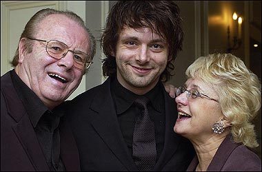  Michael Sheen with his parents