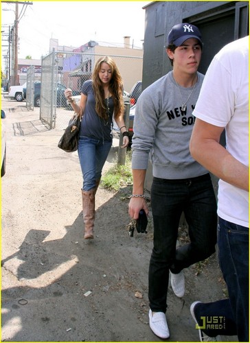  Nick and Miley out for lunch