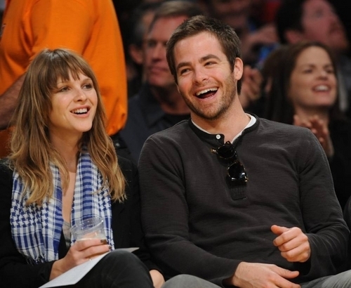  celebridades at the Lakers game (09)