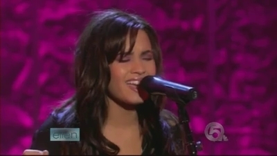  Demi performing on The Ellen DeGeneres tunjuk