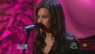  Demi performing on The Ellen DeGeneres onyesha
