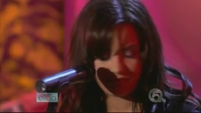  Demi performing on The Ellen DeGeneres montrer